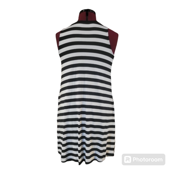 Time and Tru sleeveless loose fit dress with pockets - Picture 4 of 8
